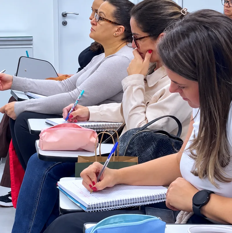 Alunas em aula teórica na Faculdade ITA
